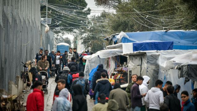 Část migrantů se dostane z řeckých ostrovů na pevninu